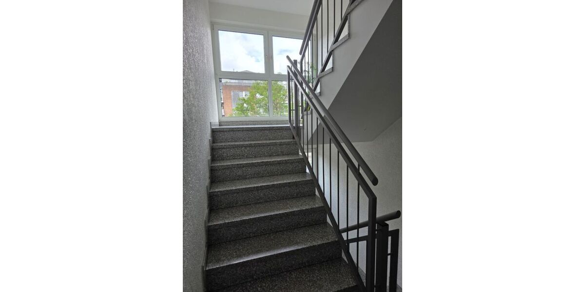 Renovierte 2,5 Zimer-Wohnung mit Aufzug, Balkonkraftwerk, Video-Sprechanlage, Garage (Warmmiete: 1.040 + 100 Garage) - Etagenwohnung Duisburg Meiderich | Angebot:27261102