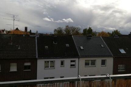 2 Zimmer Dachgeschoss Wohnung, großer Balkon, ruhige Lage. 2 zimmer