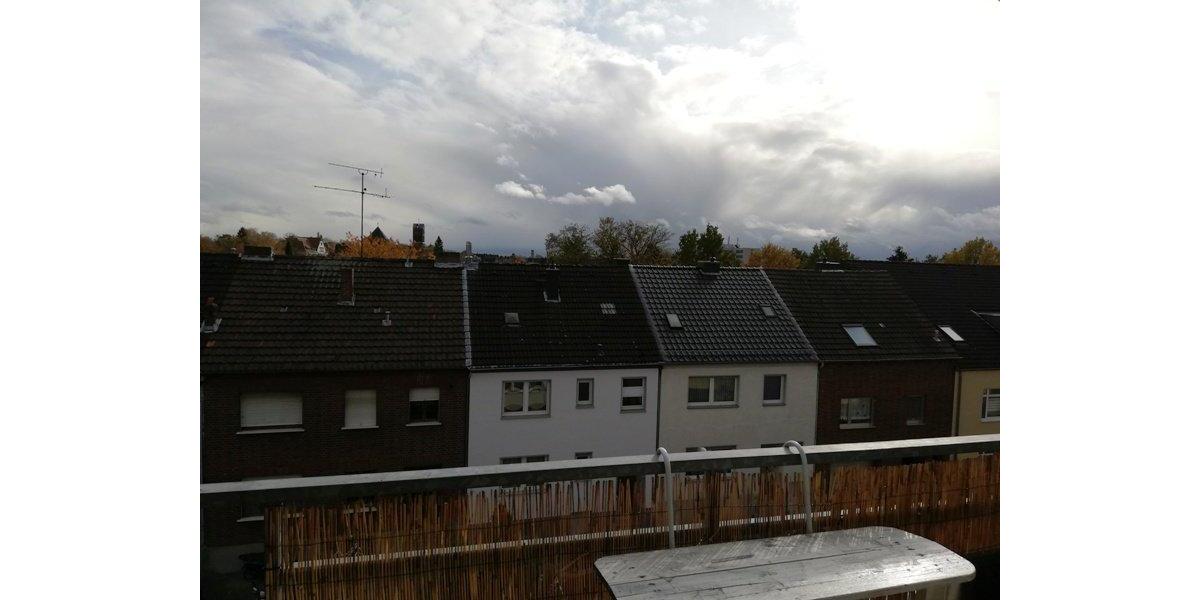 2 Zimmer Dachgeschoss Wohnung, großer Balkon, ruhige Lage. 2 zimmer