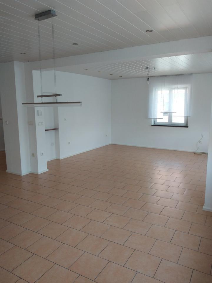 Großz. Einfam.haus mit Einl.w., Hof, Garten, Garage in Gernach