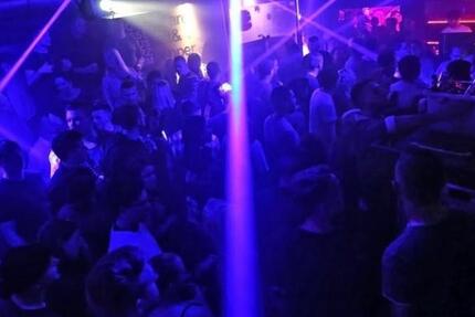 Diskothek + Bar in Innenstadtlage – Nachmieter mit Ablöse zimmer