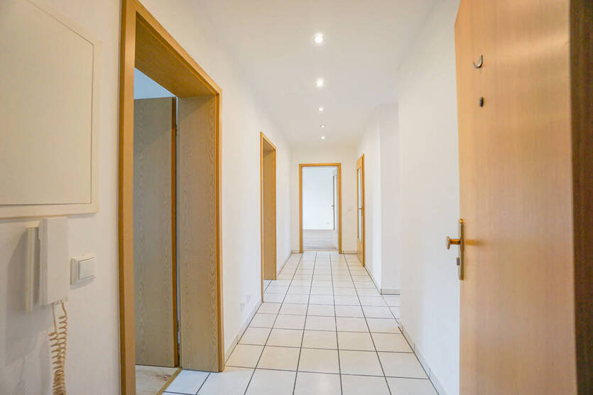 IDEAL FÜR FAMILIEN: Renovierte 4-Zi-Whg. mit Tageslichtbad, Gäste-WC , Balkon, Parkett uvm.
