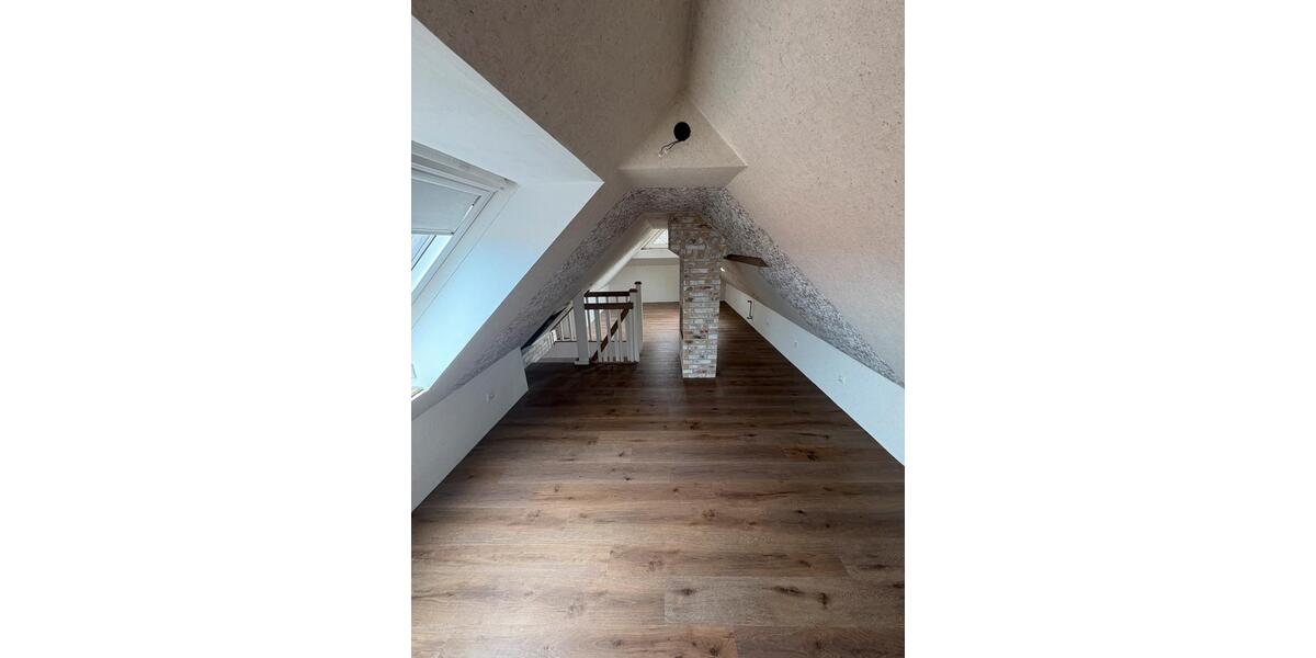 Dachgeschoßwohnung Hage - 3 Zimmer, 80 m&sup2;, 1.100&euro; | Angebot:25161225