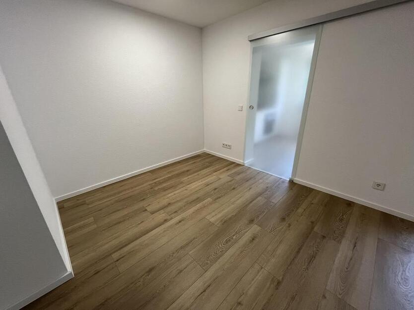Kernsanierte 2,5-Zi-Wohnung mit EBK, Balkon und Garage