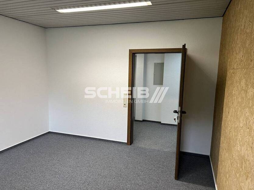 großer Schulungsraum mit Einzelbüro