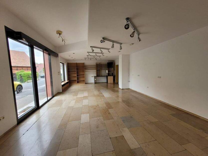 Ladenlokal mit Schaufenster, Büro und Lagerräumen