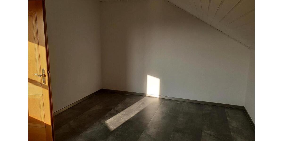 Helle 110 qm DG-Wohnung in 92660 Neustadt WN 4 zimmer