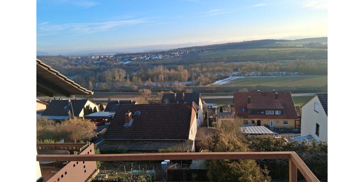 Dachgeschoßwohnung Gädheim - 3 Zimmer, 98 m&sup2;, 750&euro; | Angebot:24864276