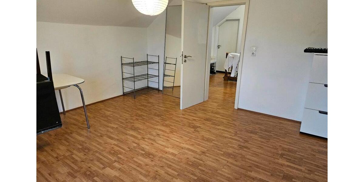 Ruhiges 17 m² DG-Zimmer in freundlicher WG – ideal für Studenten 1 zimmer