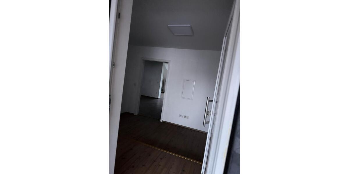 Dachgeschoßwohnung Coburg - 3 Zimmer, 80 m&sup2;, 650&euro; | Angebot:26039143