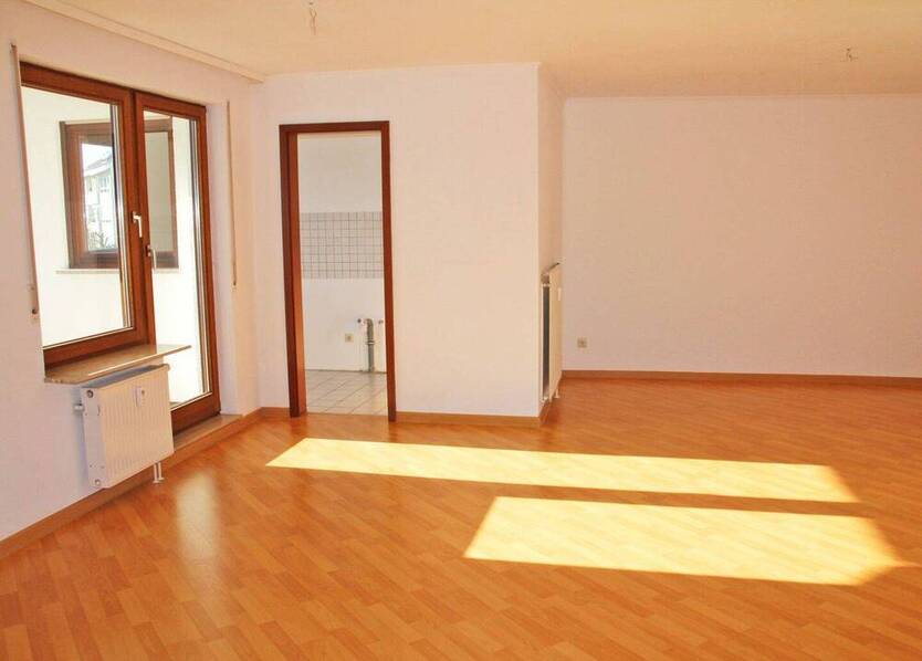 Attraktive 2,5-Zimmer-Wohnung mit Südbalkon und Tiefgaragenstellplatz - ideal für Singles oder Paare