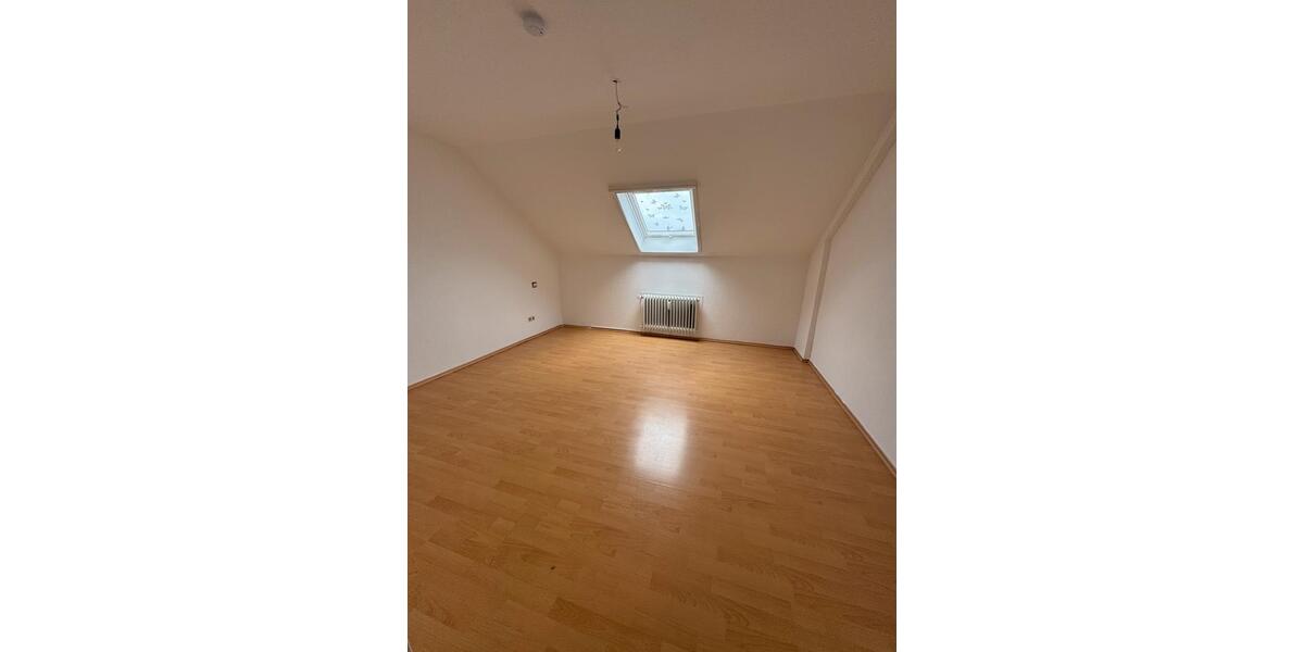 Dachgeschoßwohnung Kaiserslautern Betzenberg - 4 Zimmer, 110 m&sup2;, 950&euro; | Angebot:24841764