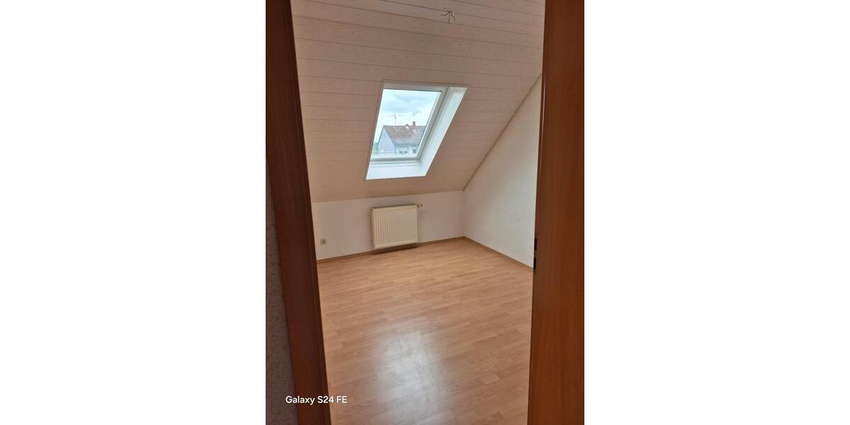Dachgeschoßwohnung Ehringshausen - 4 Zimmer, 110 m&sup2;, 1.200&euro; | Angebot:24650386