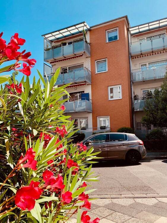 Renovierte 2-Zimmer-Wohnung mit 2 Balkonen 2 Stellpl. in Bestlage von D-Oberkassel