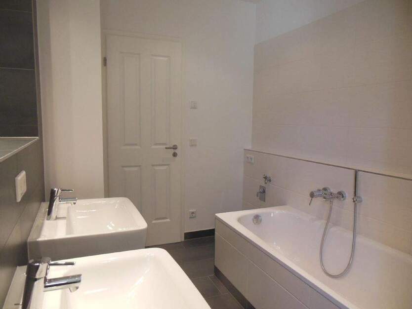ZentrumOst - Tolle 2-Zi.-Whg., 2 Balkone, ParkettFuBoHeizg. und Lift! 2 zimmer