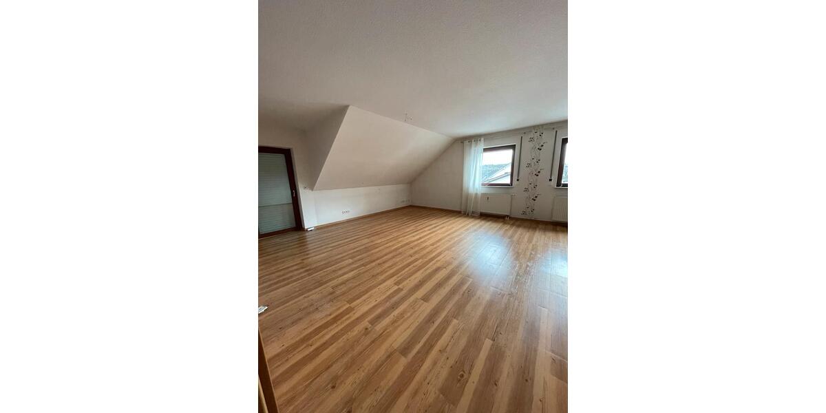 Dachgeschoßwohnung Wettenberg - 4 Zimmer, 100 m&sup2;, 950&euro; | Angebot:25656953