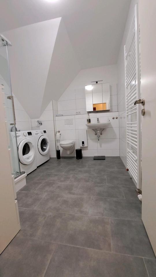 Sanierte 2-Zimmer Wohnung, Balkon, Einbauküche & TG Kleinenbroich zimmer