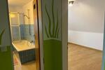 Dachgeschoßwohnung: 2 Zimmer, Küche, Bad mit Einbauküche