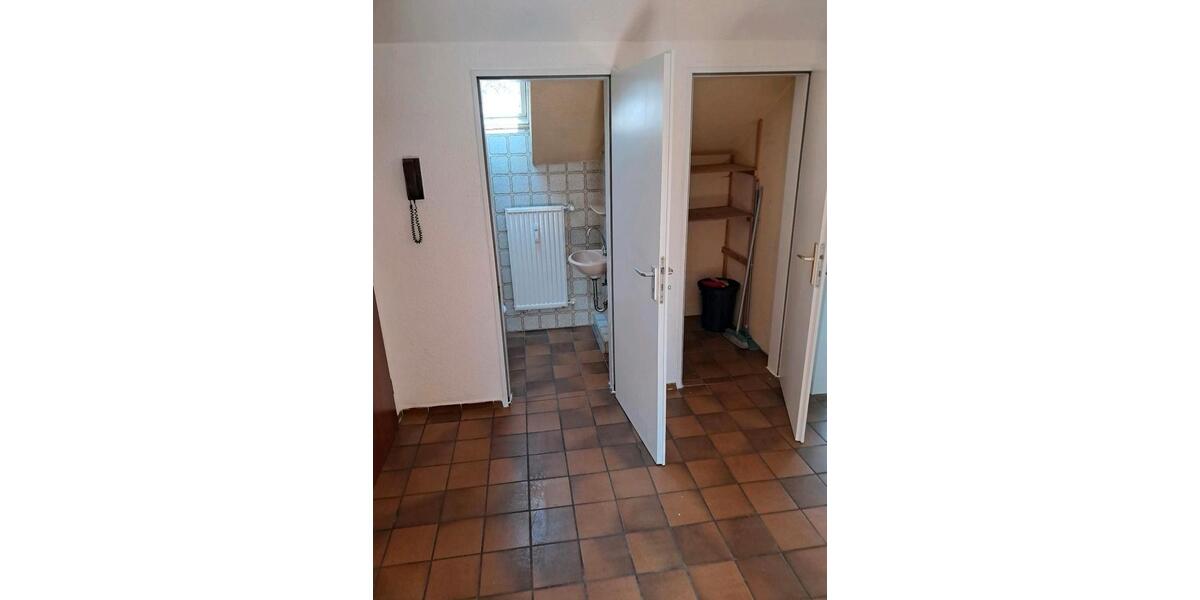 Dachgeschoßwohnung Duisburg Ruhrort - 4 Zimmer, 100 m&sup2;, 500&euro; | Angebot:26190200