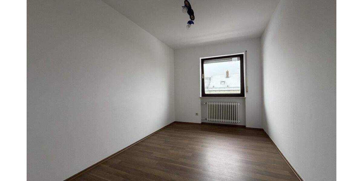 Reihenmittelhaus Uttenreuth - 8 Zimmer, 148 m&sup2;, 1.800&euro; | Angebot:24808672