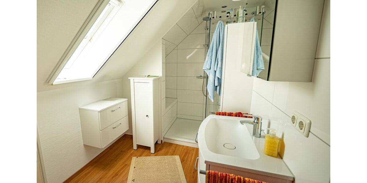 Zentral wohnen über mehrere Ebenen! Zwei Balkone und viel Platz! 4 zimmer