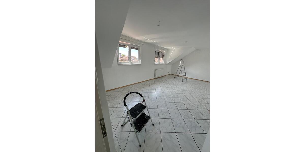 Dachgeschoßwohnung Hohenroth - 3 Zimmer, 102 m&sup2;, 750&euro; | Angebot:25641053