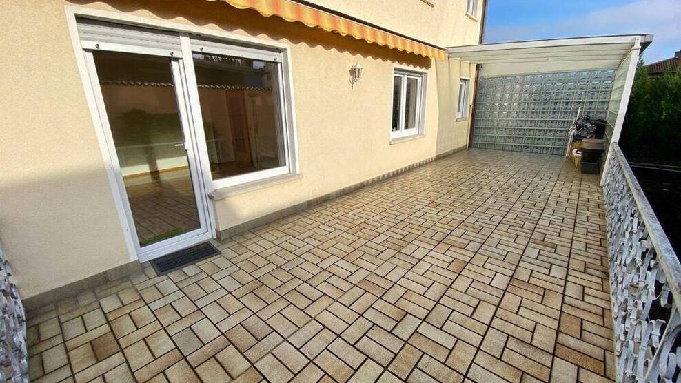 Schöne 3 ZW + EssZimmer mit 35 m² Terrasse in ruhiger Lage