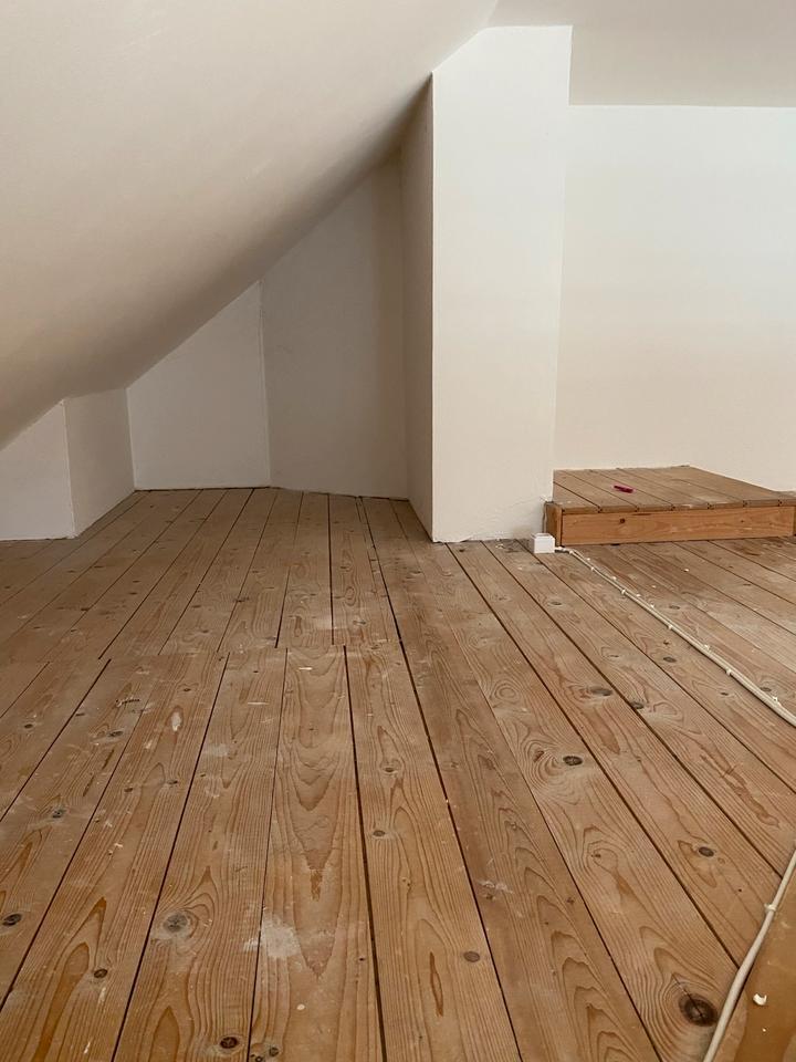 Lichtdurchflutete vollmöblierte DG Wohnung zur Untermiete
