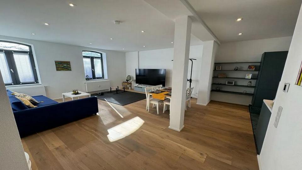 Geschmackvolle und geräumige Wohnung mit zwei Zimmern sowie Balkon