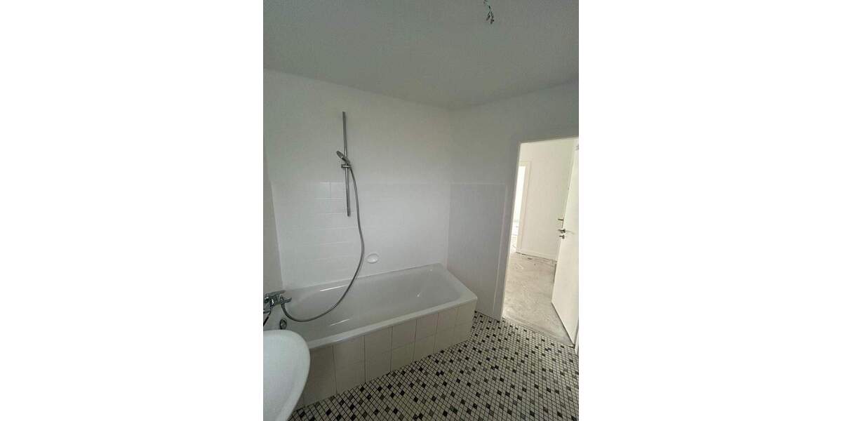 Etagenwohnung Düsseldorf Rath - 3 Zimmer, 92 m&sup2;, 1.250&euro; | Angebot:24656930