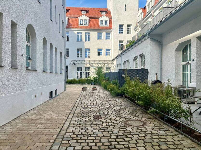 Teilmöblierte 2-Zimmer-Wohnung mit Galerie auf beliebtem Areal!
