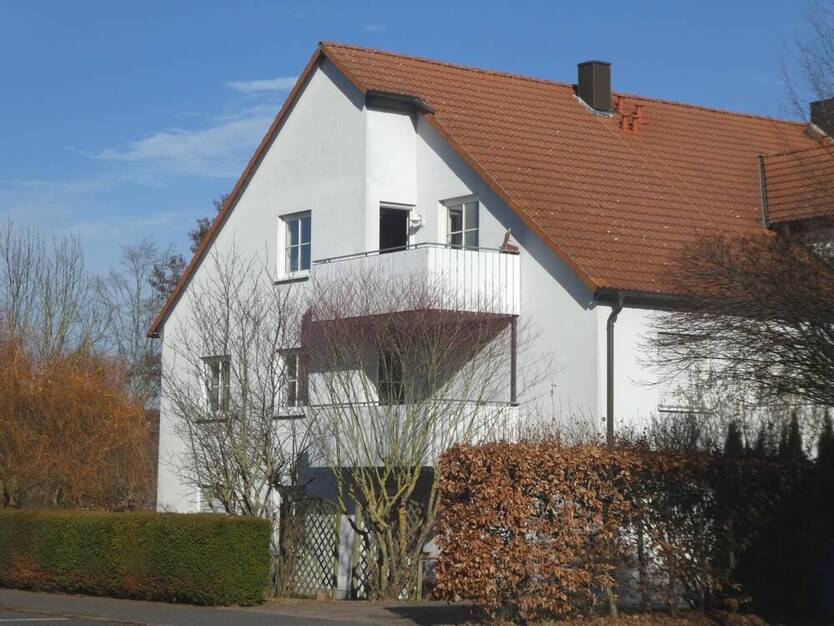 Helle DachWohnung mit Balkon EBK und PKW-Stellplatz!