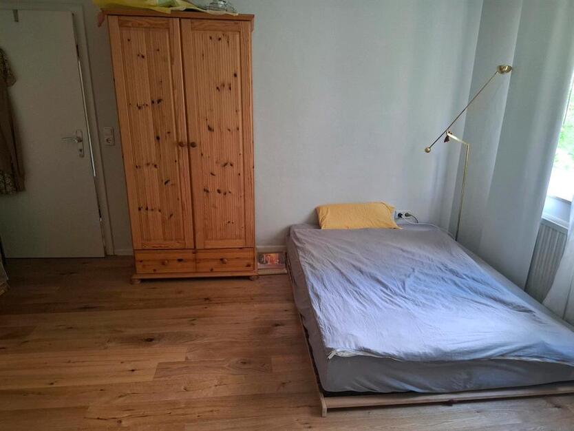 ruhige WG-Zimmer nur an beruftätige Frau vom 01.09 bis 31.10