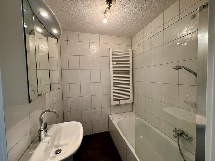 2 Zimmer Wohnung (Balkon, TG), hell, großzügig, Toplage zimmer