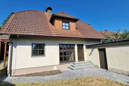 freistehendes Einfamilienhaus, mit schönen, eingewachsenen Garten in guter Lage in Lichtenfels zur Vermietung!