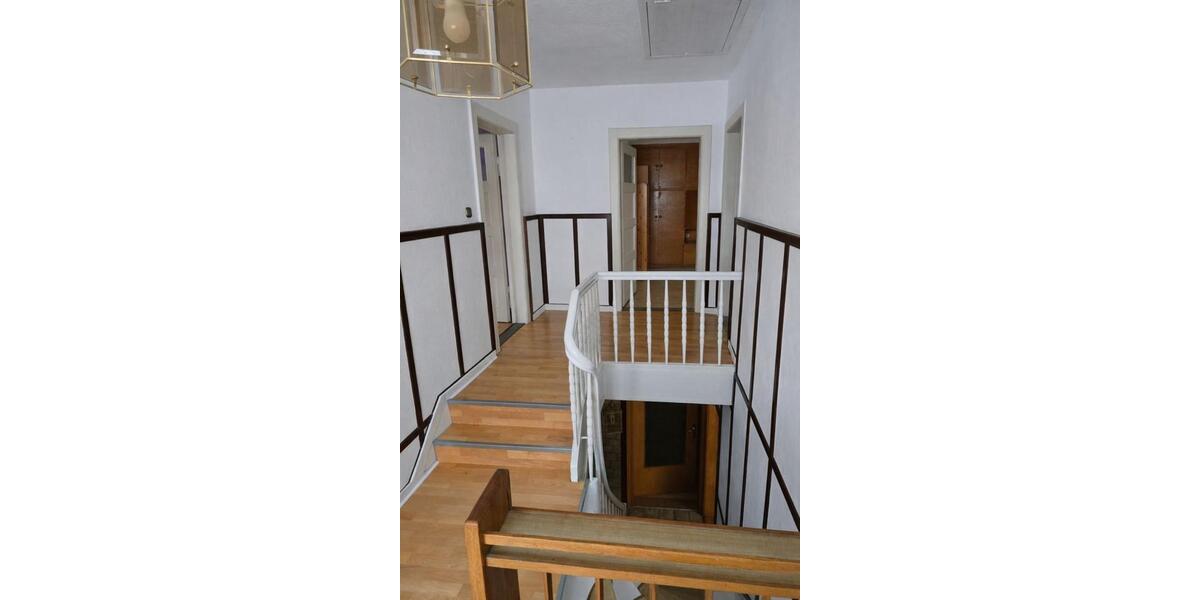 WG-Zimmer in großzügigem Haus (Misburg) nahe Bus&Bahn Haltestelle 4 zimmer