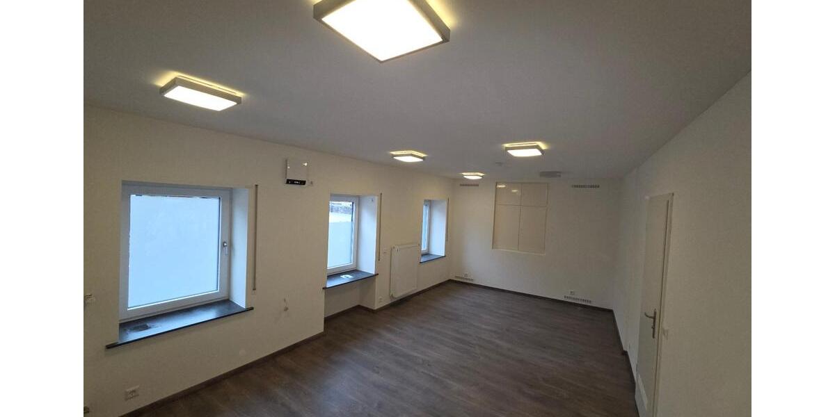 Gewerbeeinheit Ideal für: Fahrschule, Nachhilfe, Praxis,... in HD zimmer