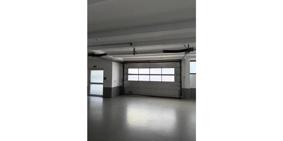 Attraktive Produktionsfläche mit Büros, Bädern und Parkplätzen zimmer