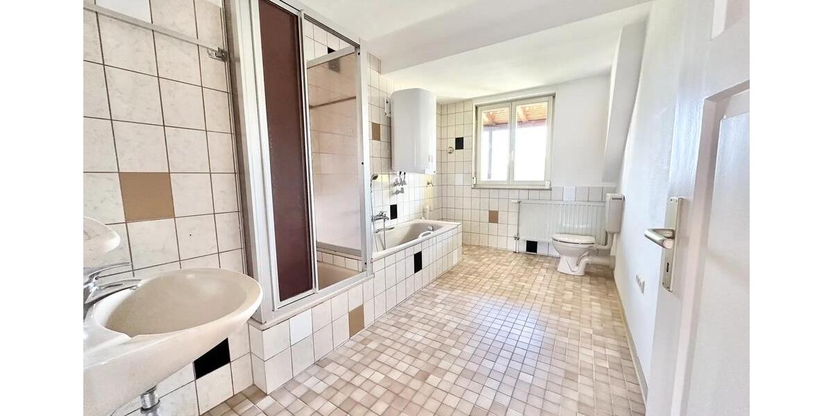 Dachgeschoßwohnung Tauberbischofsheim - 5 Zimmer, 119 m&sup2;, 850&euro; | Angebot:25961013