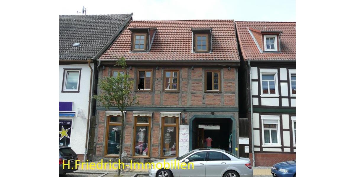 In schöner Zentrumslage von Seehausen bieten wir eine schön modernisierte 2-Zimmerwohnung im Dachgeschoss zur Vermietung an. Die Wohnung besteht aus 2 geräumigen... 2 zimmer