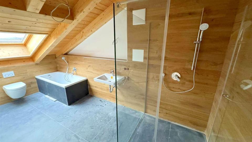 3-Zimmer-Dach-Studio-Wohnung, LIFT, EBK, Keller, Kachelofen-Anschluss, TG-Platz a. W. 3 zimmer