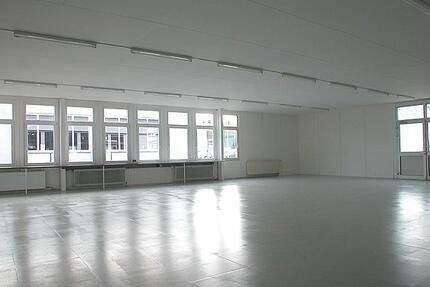 Büro-Gewerbeimmobilie, ebenerdig, vielseitig nutzbar, mit Parkflächen zimmer