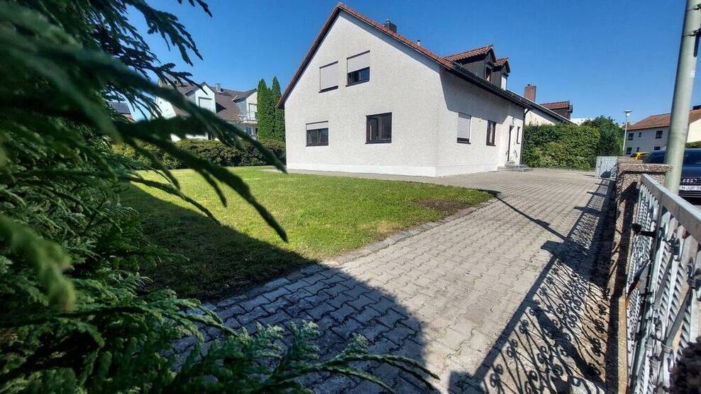Saniertes Einfamilienhaus in WeidenOst– 6-Zimmer, 142 m² Wohnfläche, Keller, Garten, Terrasse, Garage und Stellplatz auf 640 m² Grund zu vermieten.
