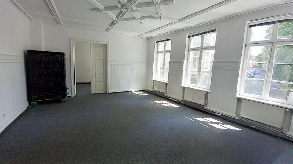 Freundliche & Großzügige Büroetage in zentraler Lage zu vermieten! Ideal auch als PRAXISFLÄCHE.