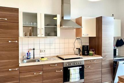 Voll möblierte 2-Zimmer-Wohnung mit Balkon & Carport-Stellplatz zimmer