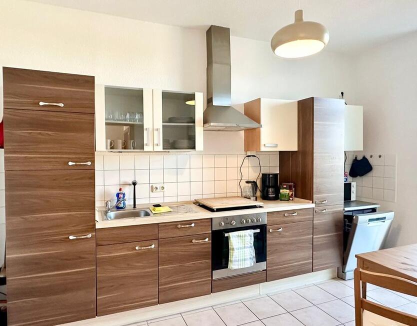 Voll möblierte 2-Zimmer-Wohnung mit Balkon & Carport-Stellplatz zimmer
