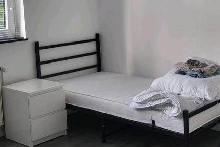 Zimmer mit Tv und Kühlschrank in eigenem Zimmer 1 zimmer