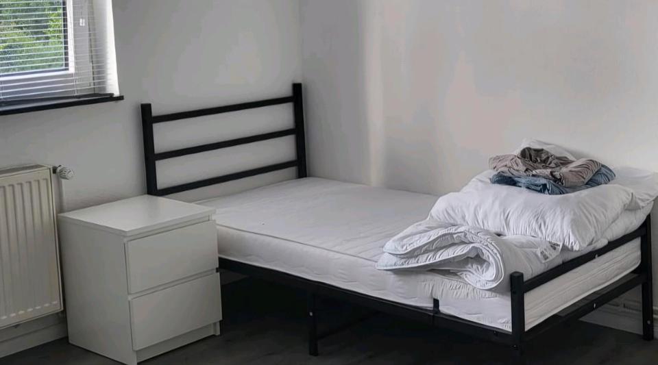 Zimmer mit Tv und Kühlschrank in eigenem Zimmer 1 zimmer