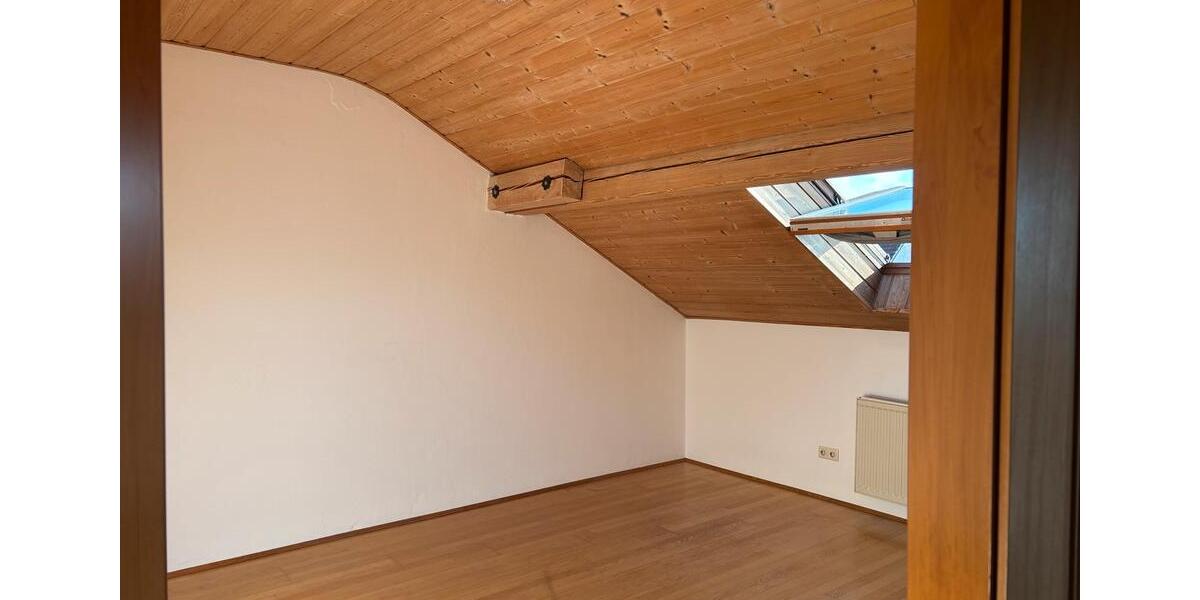 Dachgeschoßwohnung Plattling - 3.5 Zimmer, 80 m&sup2;, 600&euro; | Angebot:25844453