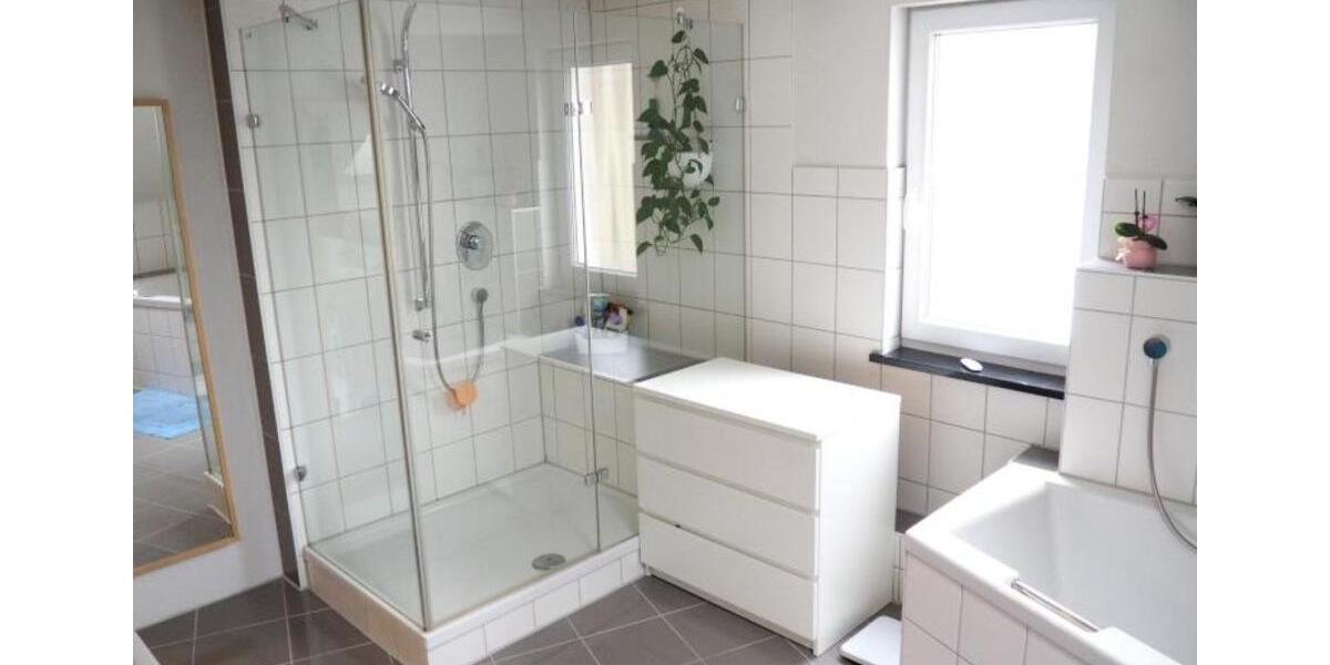 Möbliert oder Unmöbliertes WG Zimmer 18m² wohnen über 90m² 1 zimmer